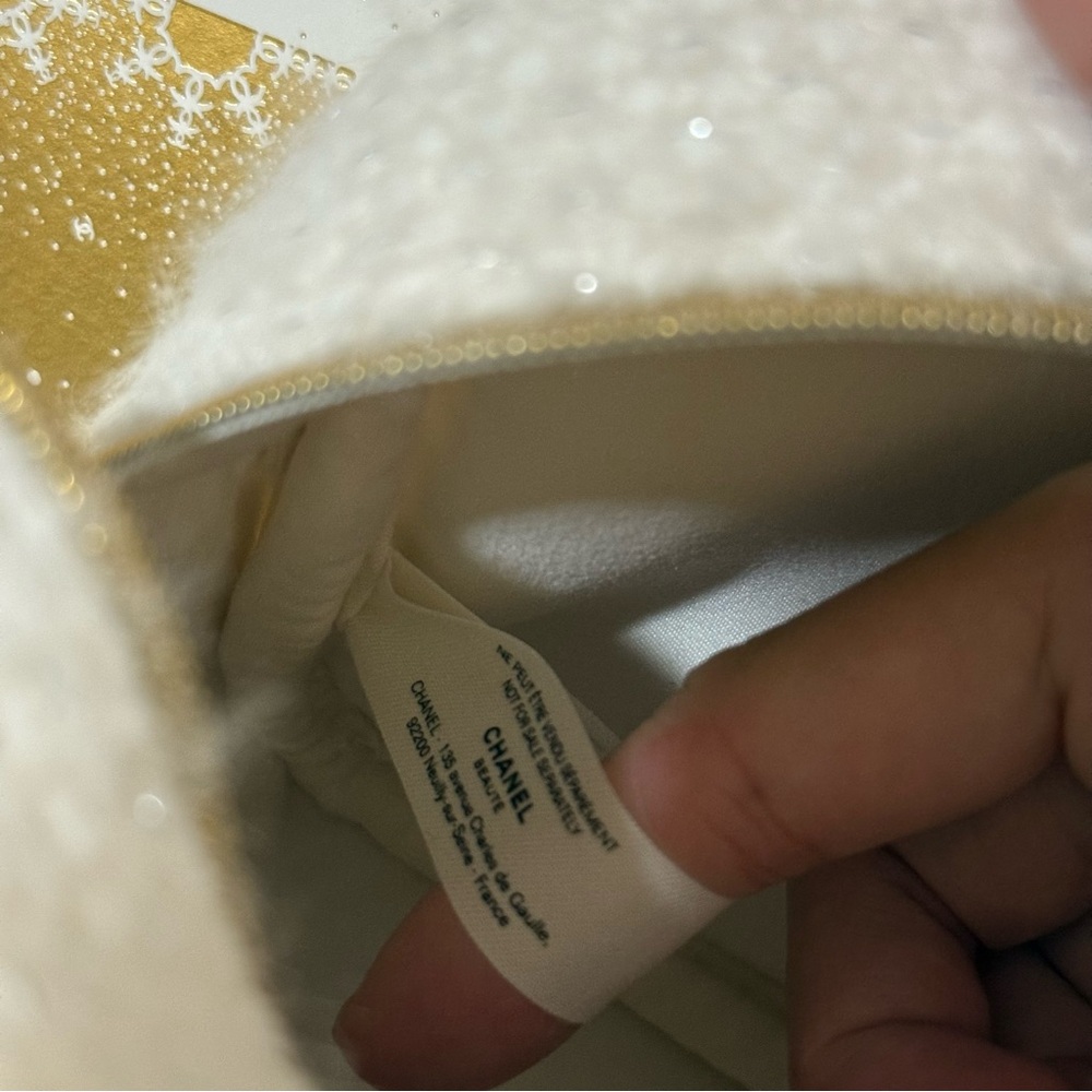 Chanel Beauty White Tweed Pouch with Gold CC Snowflake Zipper - Picture 7 of 10
